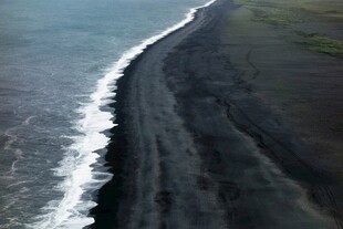 海岸线上的海浪与黑沙滩