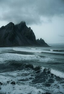 海边山峦与汹涌海浪景象