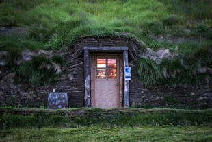 草顶小屋的温馨入口