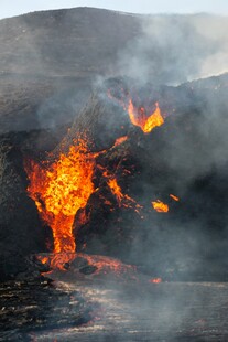 火山熔岩喷发壮观景象