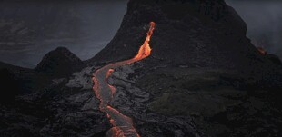 火山熔岩流淌壮丽景象