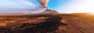 壮丽火山景观日出时分