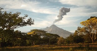 火山喷发于葱郁山林间