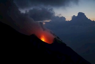 火山喷发瞬间壮丽景象