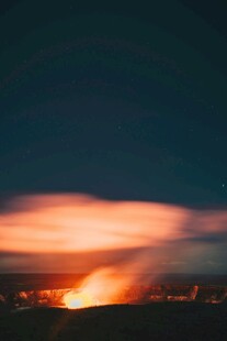 夜幕下的绚烂火光景观