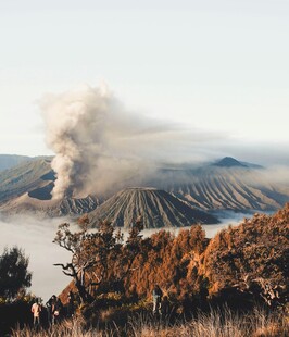 壮丽火山景观云雾缭绕