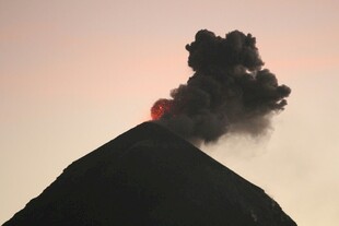 火山喷发瞬间壮丽景观