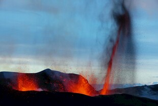 火山喷发壮观景象