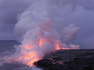 火山喷发熔岩入海壮观景象