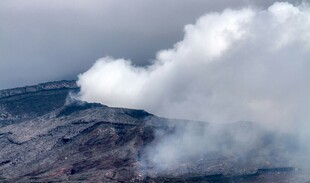 火山口云雾缭绕景象