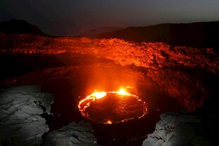 夜间炽热的火山熔岩坑