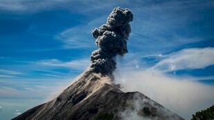 巍峨山峰云雾缭绕