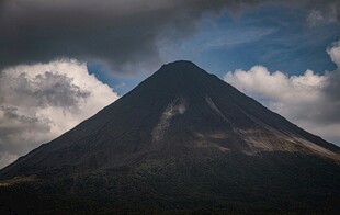 巍峨火山与天际流云