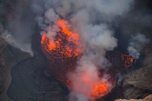 火山口炽热岩浆喷发景象