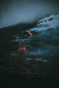 火山熔岩在烟雾中涌动