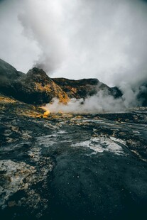 火山口蒸汽缭绕景观