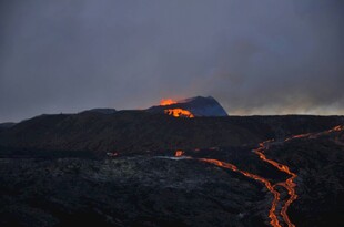 火山熔岩流淌壮丽景观