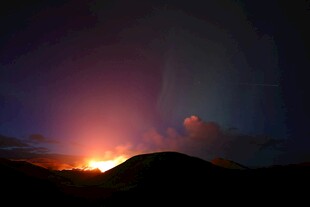 夜幕下的火山壮丽景观