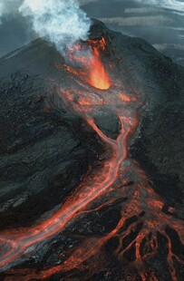 火山熔岩流淌壮观景象