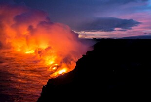 火山熔岩流入大海壮丽景象