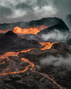 火山熔岩流淌壮观景象