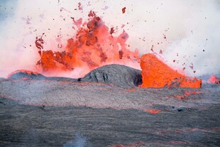 火山熔岩喷发壮观景象