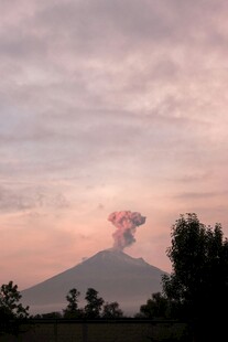 黄昏下喷发的壮丽火山