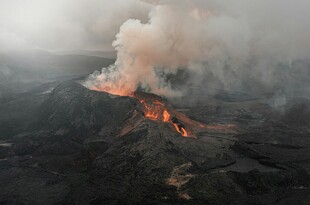 火山喷发壮观景象