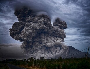 火山喷发壮观景象