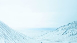 冰雪覆盖的壮丽山脉景观