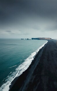 海岸边的阴沉海景