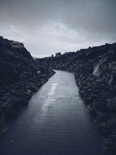 山间幽径河流静谧之景