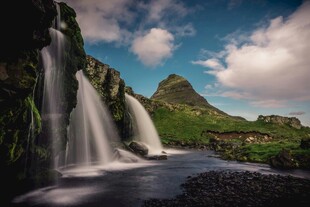 壮丽山间瀑布美景