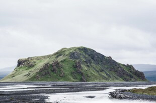 冰岛独特山丘与周边景观