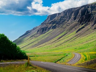 蜿蜒公路旁的壮美山峦