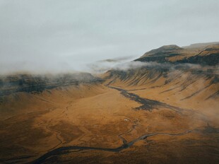 山间河谷云雾缭绕美景