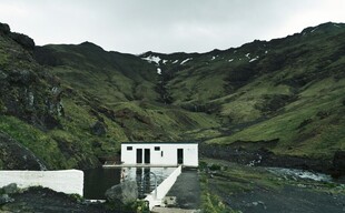 山间白屋 自然中的建筑