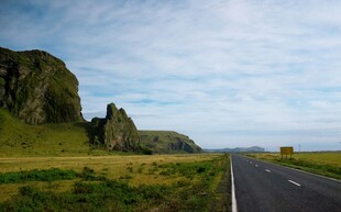 冰岛旷野中的公路与岩石