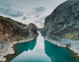 峡谷碧水映天际
