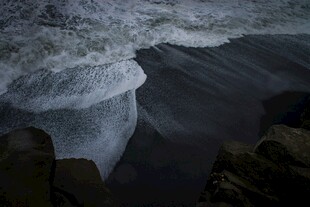 海浪拍打礁石的瞬间