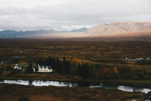 秋日山间河流旁的静谧景致