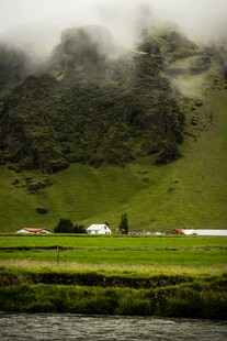 山间绿野云雾缭绕美景