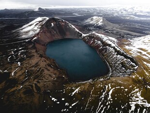 高山中的幽蓝火山湖