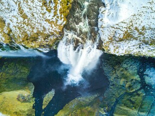 山间清澈溪流与水底景象