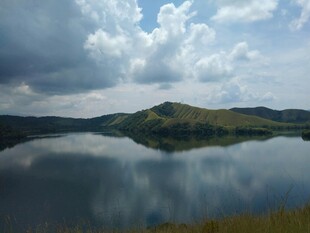 宁静湖山风景