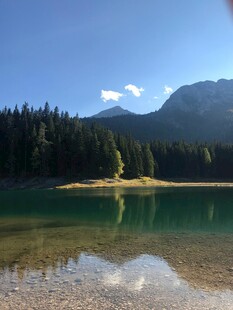 山间碧湖美景
