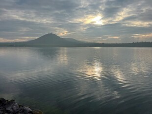 宁静湖面与远山的美丽景致