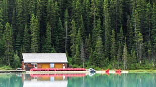 湖畔木屋与停泊小船美景