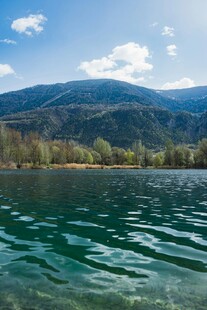 宁静湖景与远山风光