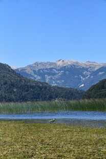 山间湖畔美景